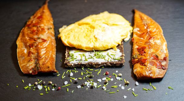 Pão com ovos e filé de cavala defumado - Foto, Imagem