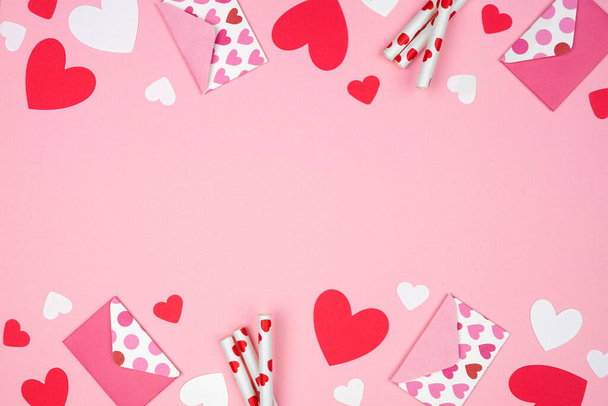 Valentinstag doppelte Grenze der Herz-Dekorationen. Draufsicht über einen rosa Hintergrund. Kopierraum. - Foto, Bild