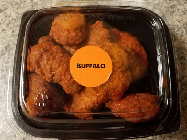 Ala de búfalo caliente picante nuggets de pollo o alas en contenedor de plástico - Foto, imagen