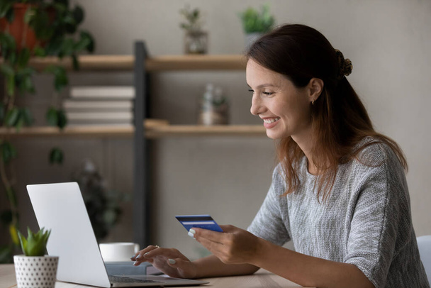 Happy millennial woman buy online with credit card - Zdjęcie, obraz