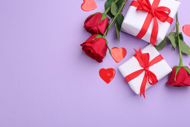 Coffrets-cadeaux, roses et cœurs sur fond violet, couché à plat avec espace pour le texte. Fête de la Saint-Valentin - Photo, image