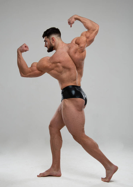 Fitness modelo masculino en estudio - Foto, Imagen