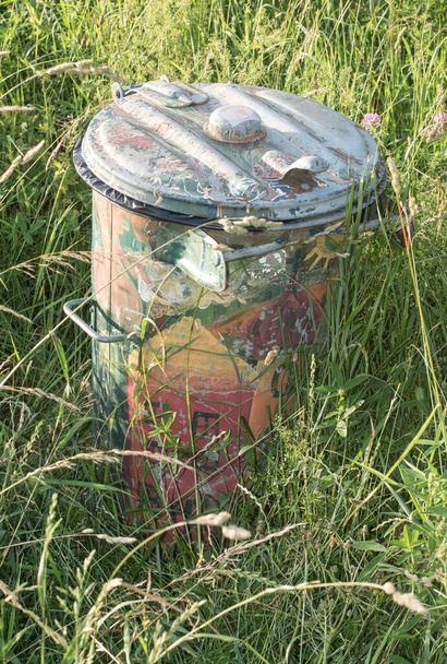 lata de lixo ou lata de lixo para coleta de resíduos e sujeira - Foto, Imagem