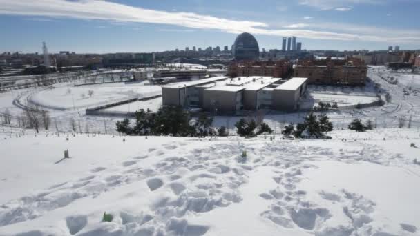 Madrid suburba el barrio de las tablas con Cuatro Torres al fondo tras una tormenta de nieve - Metraje, vídeo