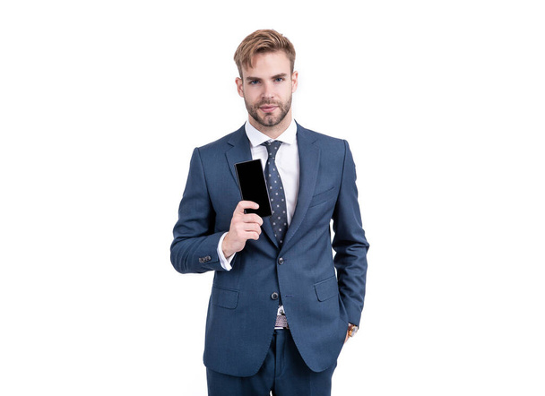 Manager in formele stijl pak hold smartphone mobiel apparaat voor zakelijke communicatie, technologie - Foto, afbeelding