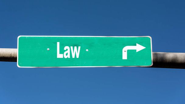 Δρόμος υπογράφει την κατεύθυνση προς το νόμο - Φωτογραφία, εικόνα
