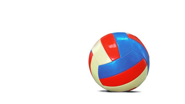 Voleibol amarillo-rojo-azul, sobre un fondo blanco aislado. - Foto, imagen