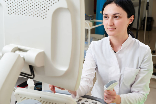 Гінеколог робить ультразвукове сканування в сучасній клініці
 - Фото, зображення