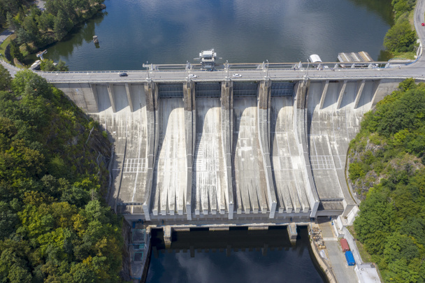 Drohnenübersicht. Slapy Reservoir ist ein Damm an der Moldau in der Tschechischen Republik, in der Nähe des Dorfes Slapy. Es verfügt über ein hydroeletrisches Kraftwerk inklusive. - Foto, Bild