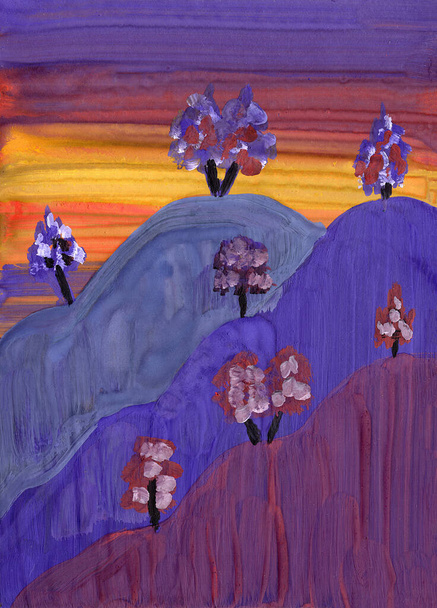手描きのアクリル、油やグワッシュ塗装。バイオレット、オレンジ、赤と黄色の太陽が空を設定します。青と紫の山のシルエット。花のある木。背景のテクスチャ。自然。ポストカードとポスター - 写真・画像