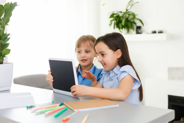 Lernen von zu Hause aus, Heimkindkonzept. Kleine Kinder lernen online von zu Hause aus mit dem Laptop. Quarantäne und soziale Distanzierung. - Foto, Bild