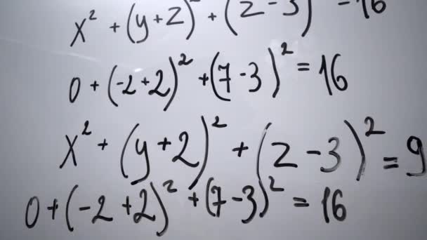 Pizarra con ecuación matemática, fórmula matemática. Concepto de lección álgebra - Metraje, vídeo