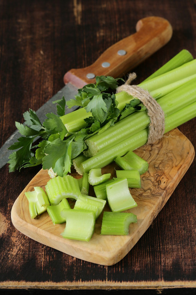 gehakte groene selderij op een houten bord van keuken - Foto, afbeelding