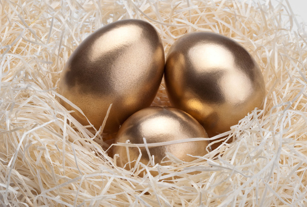 Three golden eggs in the bird's nest - Foto, afbeelding
