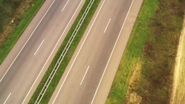 Tráfego na via expressa do país carros se movem na pista de asfalto no dia de outono em tempo claro - Filmagem, Vídeo