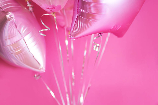 Roze ballonnen op een roze achtergrond - Foto, afbeelding