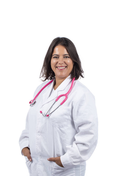 Mujer médica caucásica con estetoscopio rosa sobre fondo blanco. - Foto, Imagen