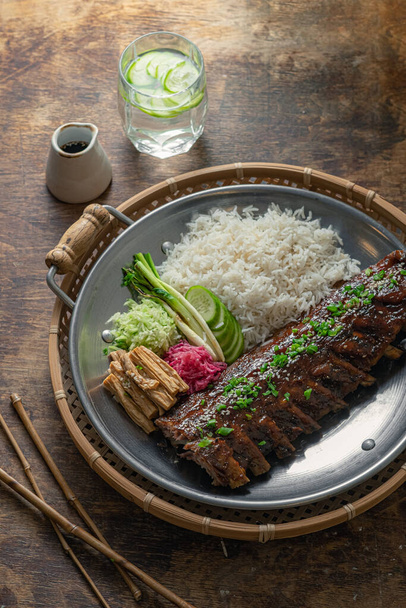 Aasian tyyli mausteinen lyhyt kylkiluut riisin ja vihannesten kanssa - Valokuva, kuva