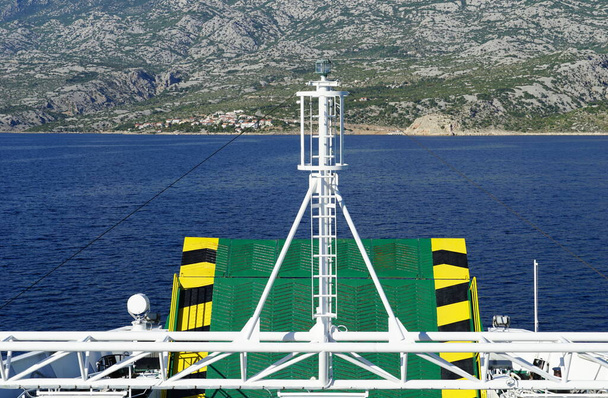Kovová signální věž se světlem na trajektu, který lehce kotví v přístavu - Fotografie, Obrázek