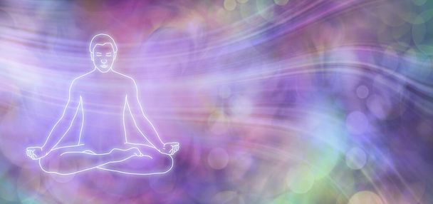 Разрешить мысли течь Знамя медитации - разноцветный боке фон с текущими линиями, изображающими мысли и светящиеся очертания мужчины в сидящей медитирующей позе внимательности лотоса  - Фото, изображение
