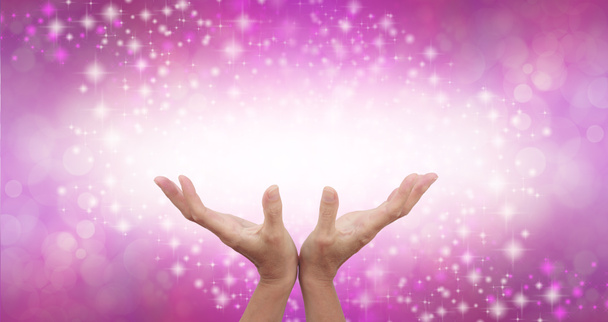 Verbinding maken met High Frequency Magenta Universal Healing Energy - vrouwelijk samengeknepen handen reikend tot in een prachtig wit licht tegen een roze energieveld achtergrond met glitters en wit licht  - Foto, afbeelding