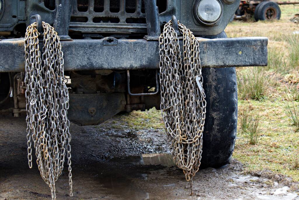 łańcuchy metalowe do kół terenowych zawieszone na przednim zderzaku pojazdu terenowego - Zdjęcie, obraz