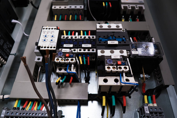 Interruptores automáticos con cables en escudo eléctrico de cerca - Foto, Imagen