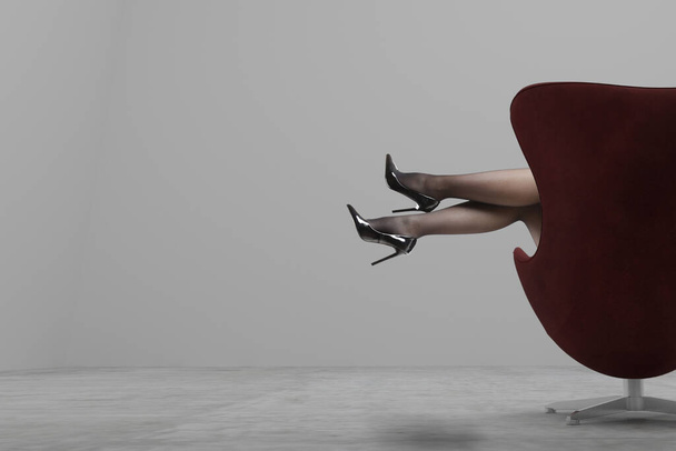 Γυναικεία πόδια με καλσόν και ψηλά τακούνια Γυναικεία πόδια με καλσόν και ψηλά τακούνια σε μοντέρνο εσωτερικό χώρο με χώρο για κείμενο - Φωτογραφία, εικόνα