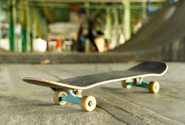 Closeup de skate no parque de skate, dentro de casa, fundo borrado. Juventude esportes radicais, conceito de subcultura urbana.  - Foto, Imagem