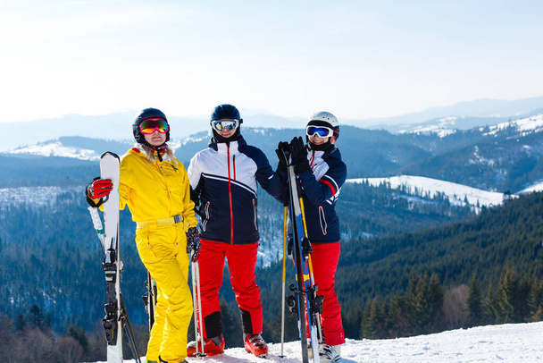Портрет улыбающихся лыжников в горах - Фото, изображение
