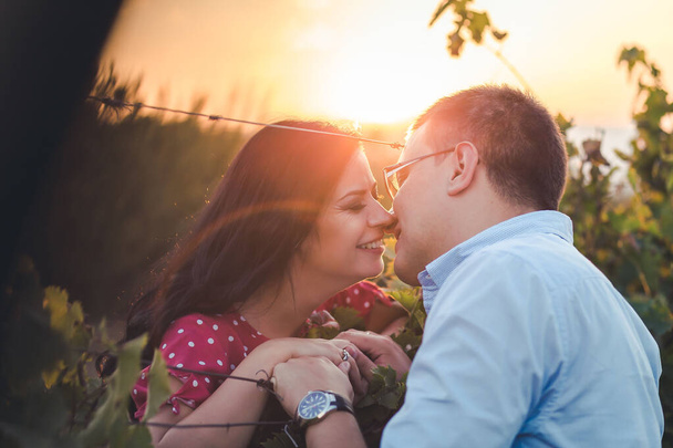 Outdoor portrait of young couple kissing. Romance, romantic gestures. Afternoon light - Foto, afbeelding