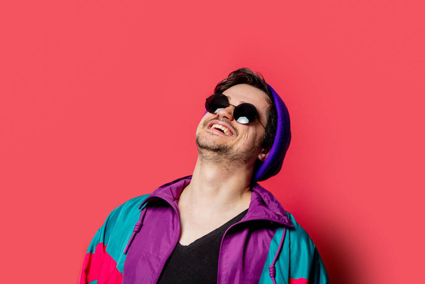Смешной парень в пиджаке 80-х и солнцезащитных очках на красной заднице  - Фото, изображение