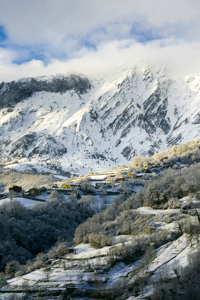 Schöne schneebedeckte Aussicht auf die Sierra del Aramo, die sich zwischen den Gemeinden Riosa und Quiros befindet und im so genannten Zentralberg von Asturien liegt. Die Stadt, die auf dem Foto zu sehen ist, ist Muriellos. - Foto, Bild