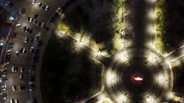 Luchtfoto nacht kijken naar beneden uitzicht met vakantie verlichting lichten van de vrijheid Svobody Square centrale cirkel ornament Kharkiv, Oekraïne - Video