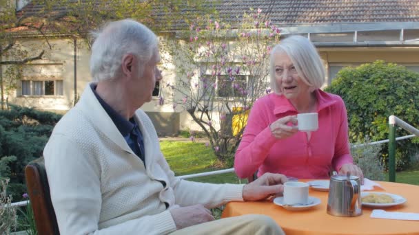 Ouderen die buiten ontbijten. Volwassen mensen met pensioen - Video