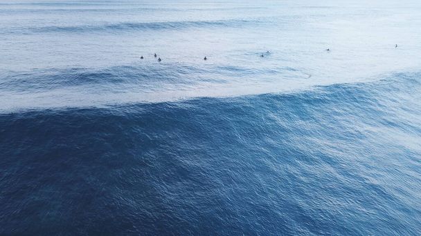 カナリア諸島で完璧な波をサーフィン - 写真・画像