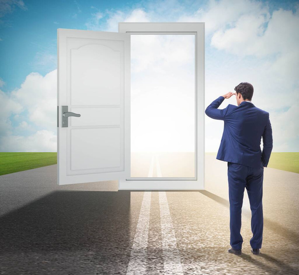 Бизнесмен перед дверью в концепции бизнес-возможностей - Фото, изображение