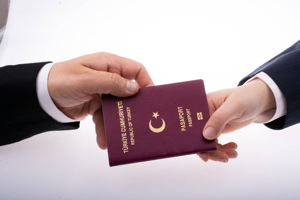 Nieuw Turks paspoort. Reizen, toerisme, emigratie en paspoortcontrole concep - Foto, afbeelding