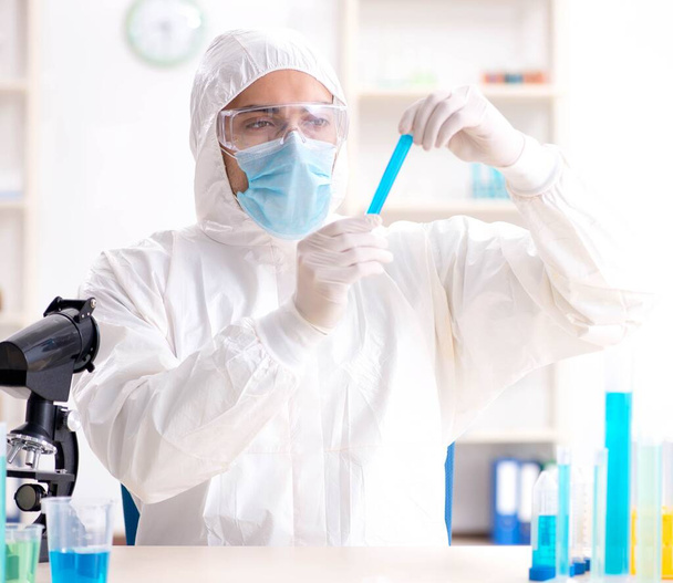 Студент молодого хіміка, який працює в лабораторії з хімічних речовин
 - Фото, зображення