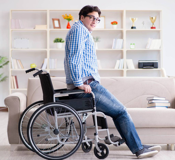 Joven estudiante en silla de ruedas en concepto de discapacidad - Foto, imagen