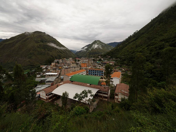 Santa Teresa şehir merkezi panoraması yeşil yağmur ormanı vadisi ve dağlar Aguas Calientes Machu Picchu Peru - Fotoğraf, Görsel