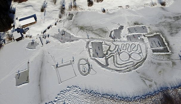 Lanzamiento aéreo de drones de lago congelado en invierno con patinadores de hielo - Foto, imagen