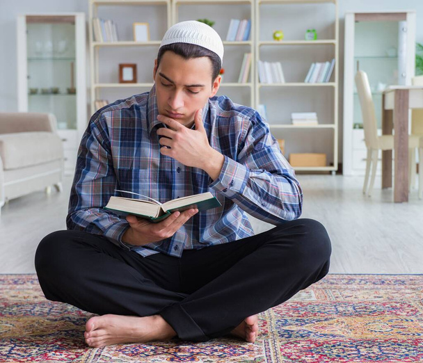 Jonge moslimman bidt thuis - Foto, afbeelding