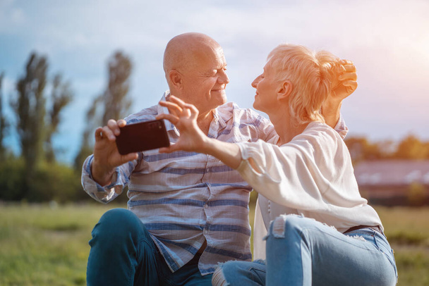 glückliches Senioren-Paar beim Dating, Selfie machen und Spaß im Freien haben - Foto, Bild