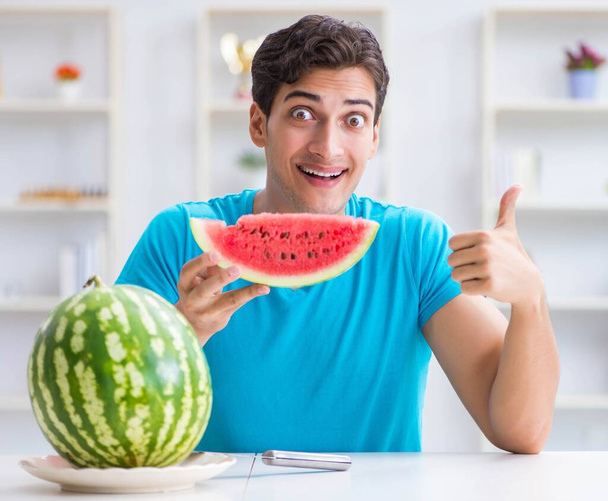 Homem comendo melancia em casa - Foto, Imagem
