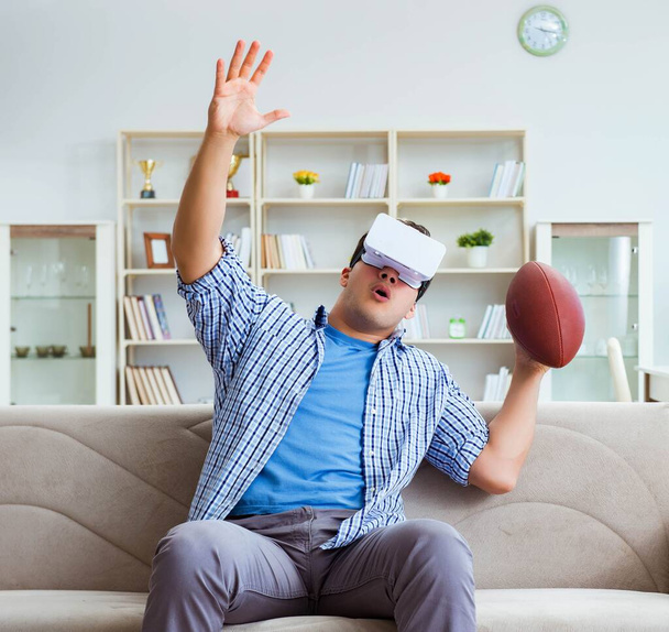 Homem vestindo óculos de realidade virtual VR assistindo futebol americano - Foto, Imagem