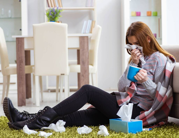 Sairas nainen kärsii flunssasta kotona - Valokuva, kuva