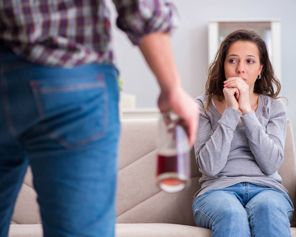 Koncepcja przemocy domowej w rodzinnej kłótni z alkoholikiem pijanym - Zdjęcie, obraz