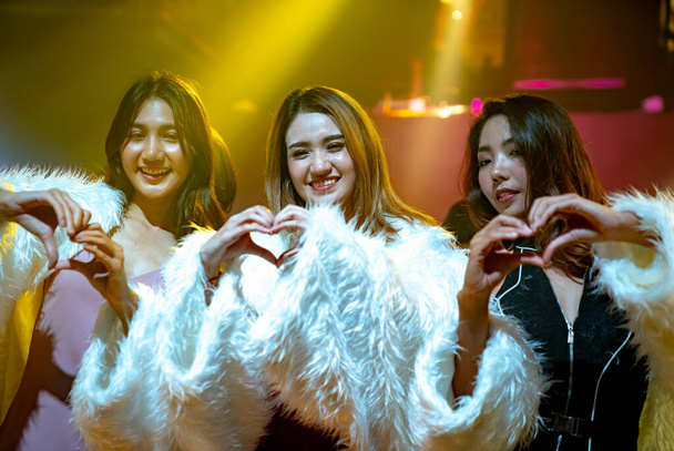 Ομάδα των γυναικών φίλος έχει τη διασκέδαση στο πάρτι στο κλαμπ χορού - Φωτογραφία, εικόνα