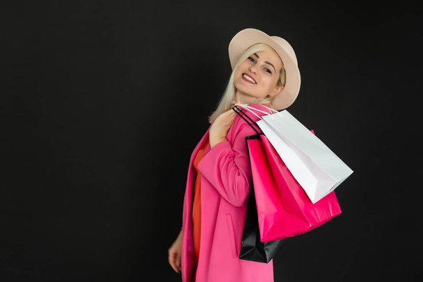 kobieta z torbami na zakupy w czarny piątek - Zdjęcie, obraz